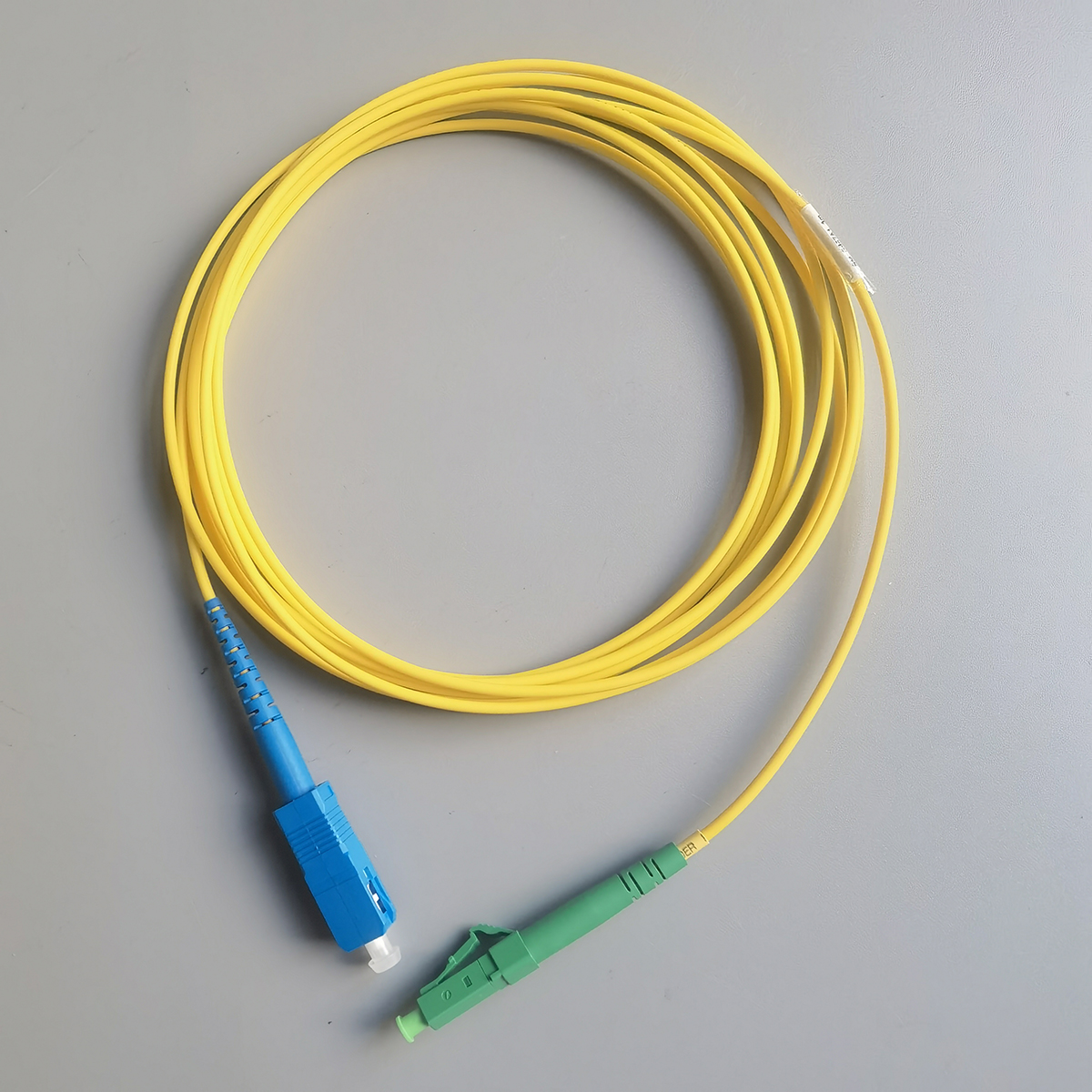 Fibra Optica LC/APC-SC/UPC 3M Diameter 2.0mm FTTH G657A1 LSZH Simplex Mode Optical Fiber Connector 