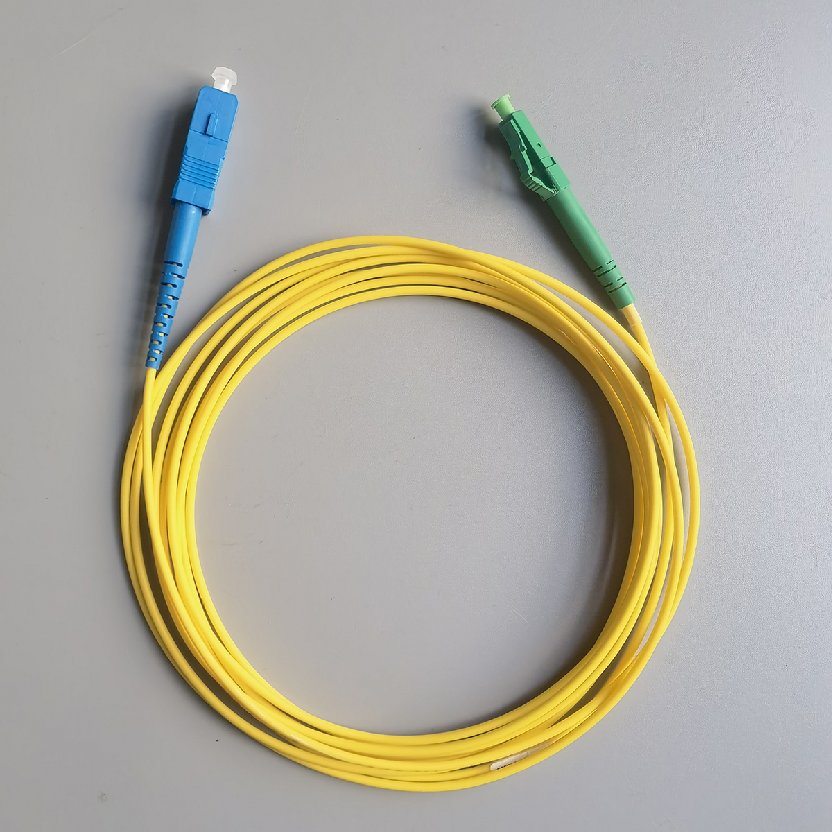 Fibra Optica LC/APC-SC/UPC 3M Diameter 2.0mm FTTH G657A1 LSZH Simplex Mode Optical Fiber Connector 