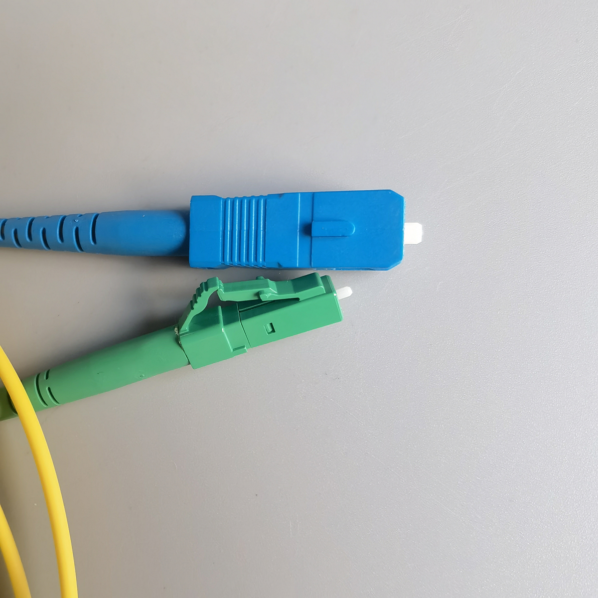 Fibra Optica LC/APC-SC/UPC 3M Diameter 2.0mm FTTH G657A1 LSZH Simplex Mode Optical Fiber Connector 