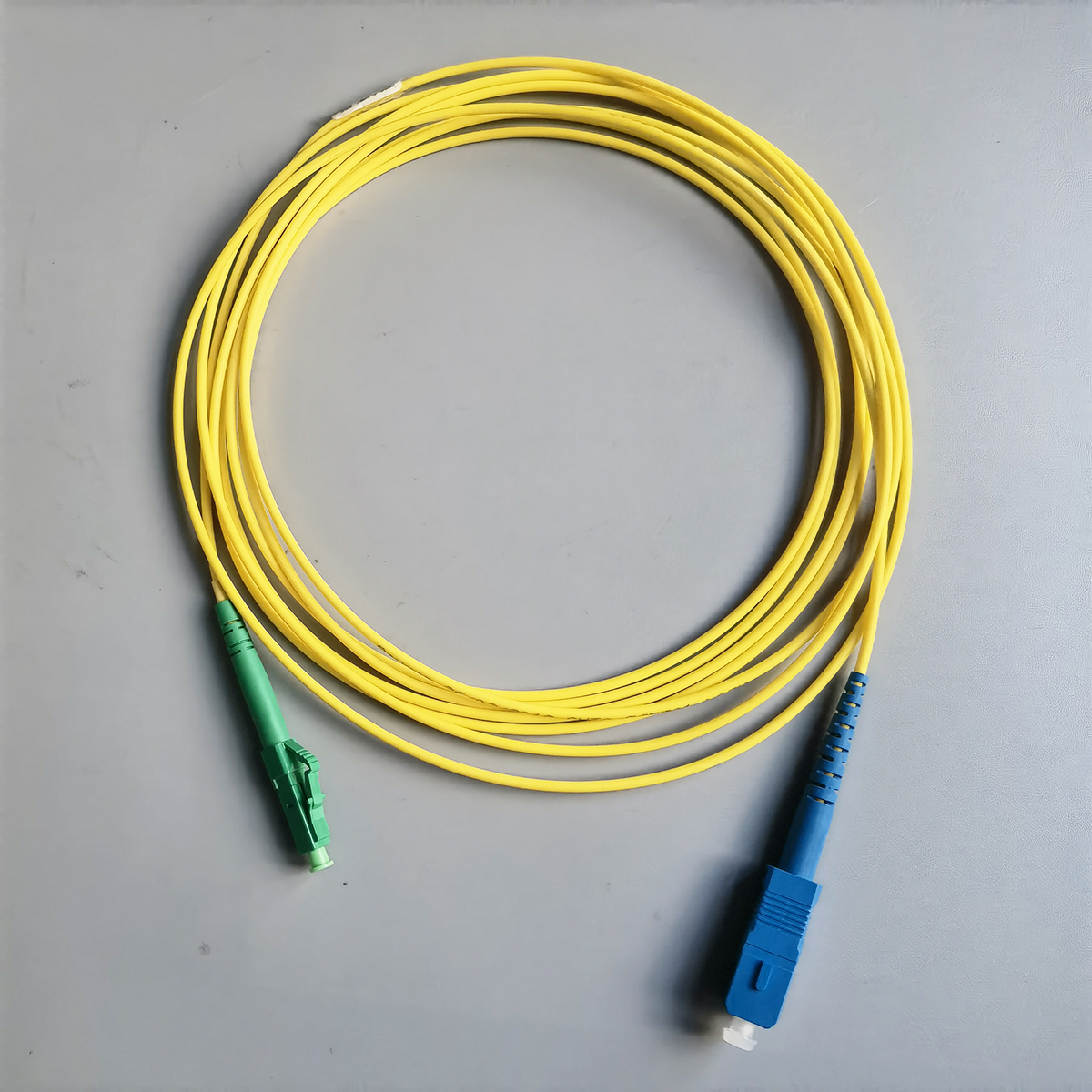 Fibra Optica LC/APC-SC/UPC 3M Diameter 2.0mm FTTH G657A1 LSZH Simplex Mode Optical Fiber Connector 