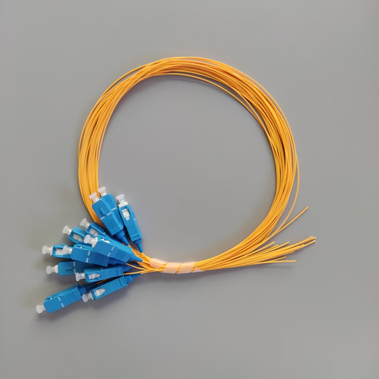 Fiber Optic Pigtail SC UPC 1M Indoor Single Mode 12Pcs Yellow Color 0.9mm High-Speed FTTH Cable