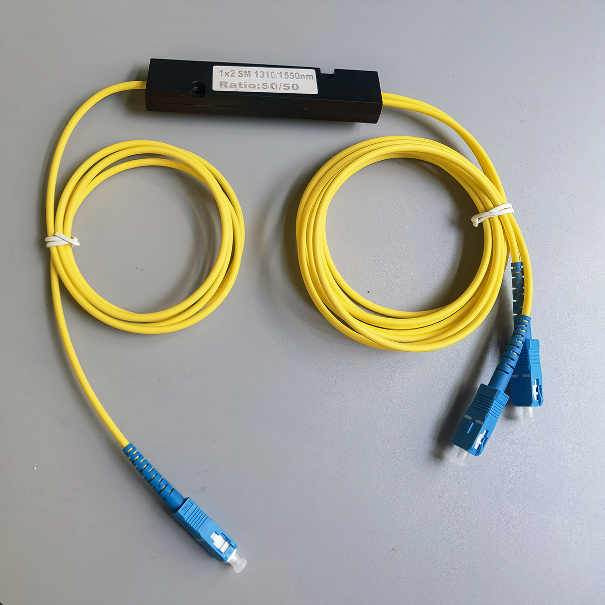 1x2-1310/1550nm Fiber Splitter 3.0mm L1.0M SC/UPC PLC Single mode Fiber Optic Splitter Support