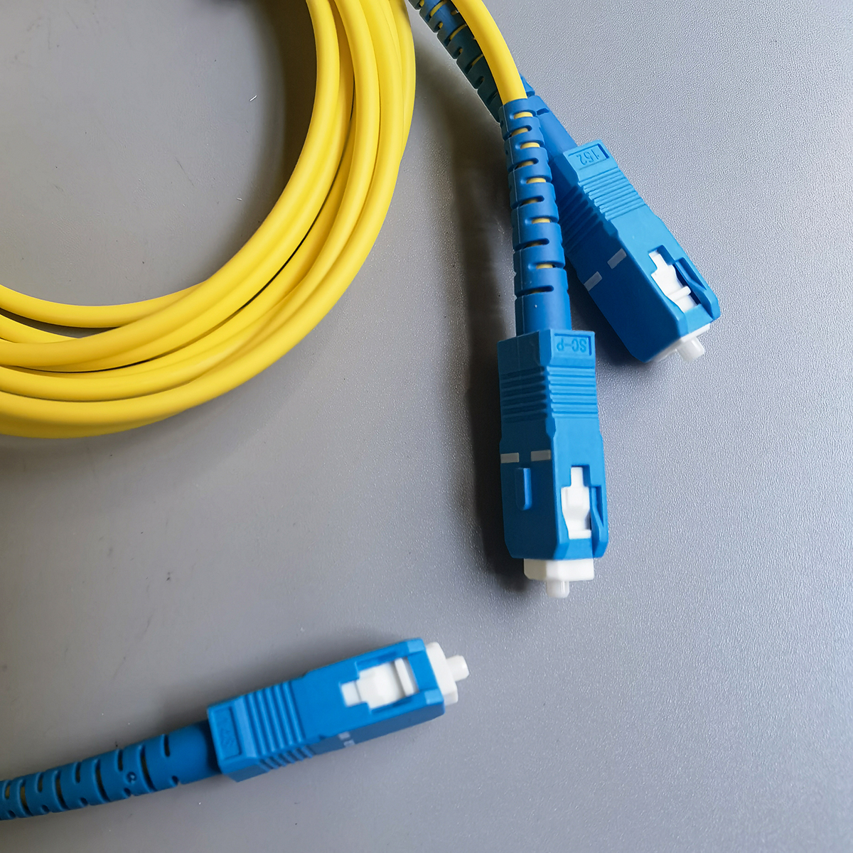 1x2-1310/1550nm Fiber Splitter 3.0mm L1.0M SC/UPC PLC Single mode Fiber Optic Splitter Support