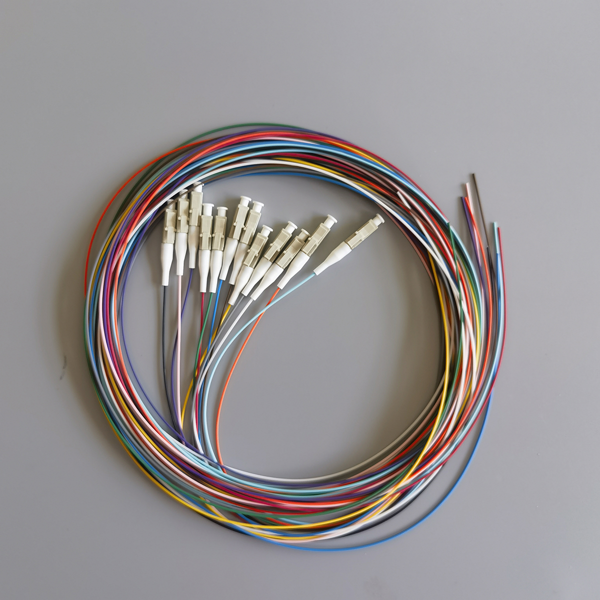 Fiber Pigtail OM2 50/125μm LC/UPC 2M 0.9mm 12 Colors Multimode Indoor Cable For FTTH High Quality